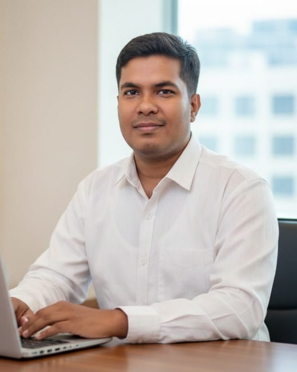 Aorongojab Samrat, SEO expert in Bangladesh, working on his laptop